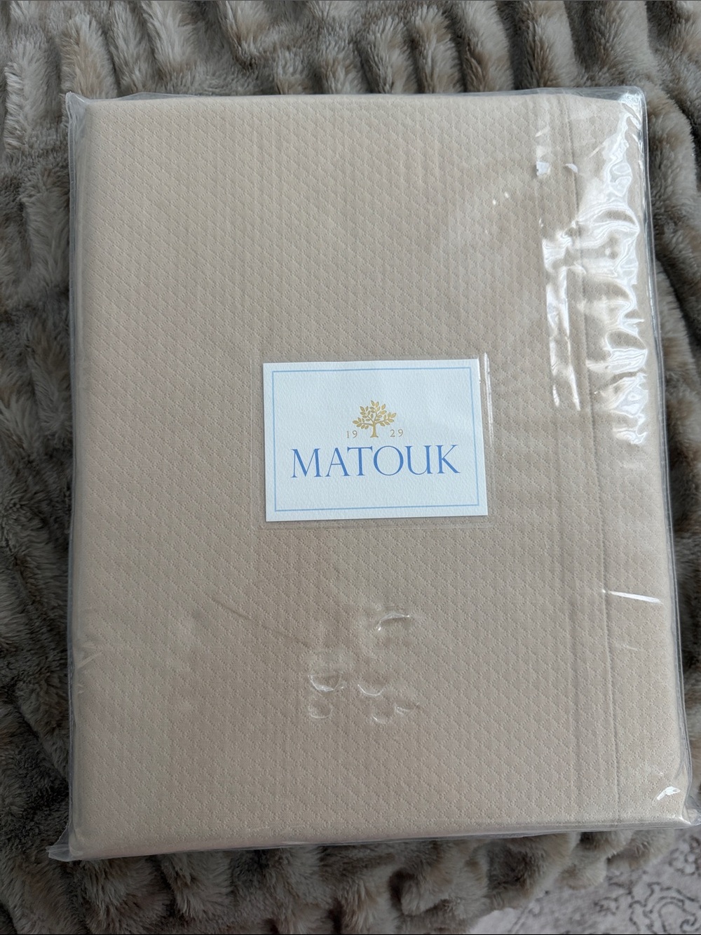 Matouk Eliot Queen Covered 94x97 linen in Taupe